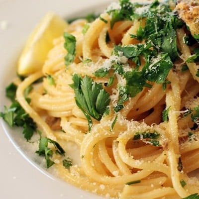 Špagety  s mušľami v smotanovo – citrónovej omáčke